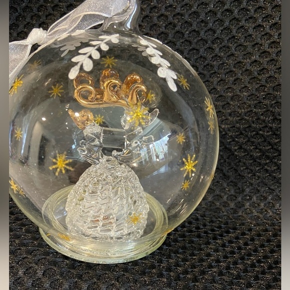 Kringle Glass Colour Changing Leaping Reindeer Ball Ornament - Picture 7 of 16